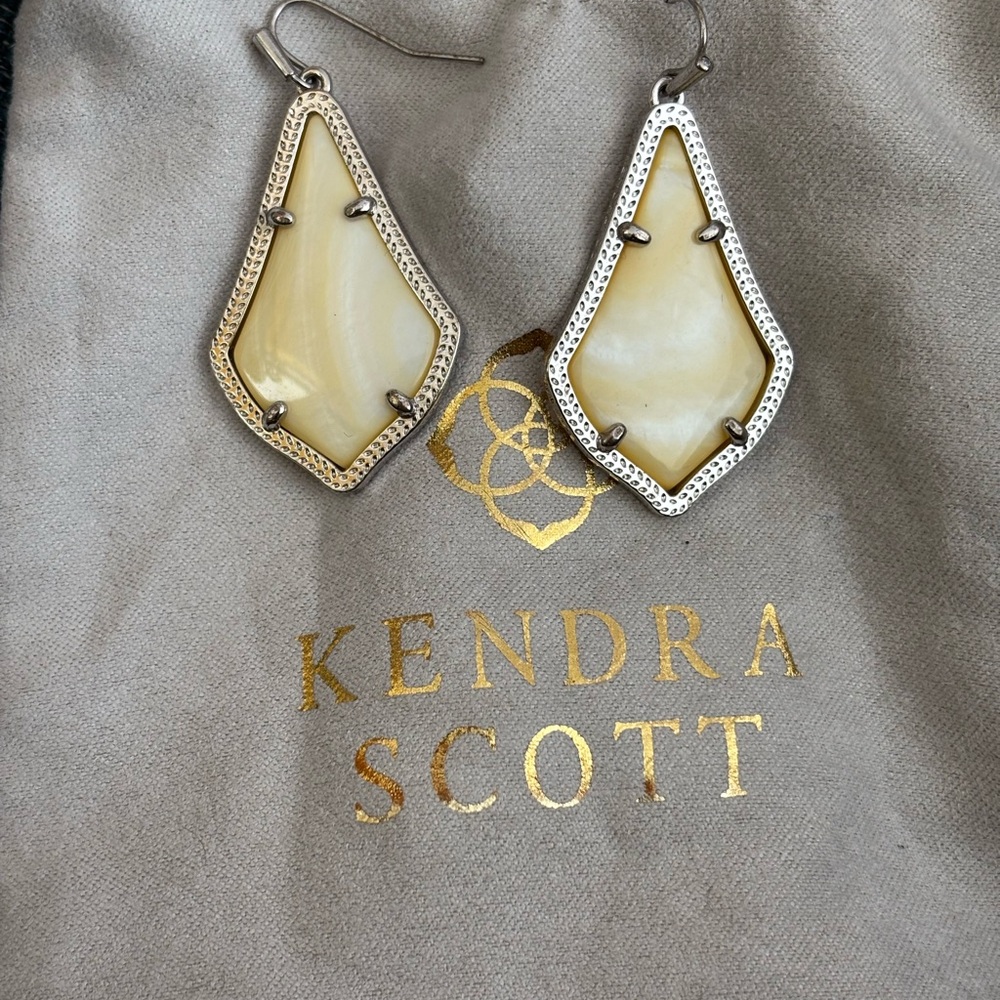 Kendra Scott Drop Earrings in Cream and Silver